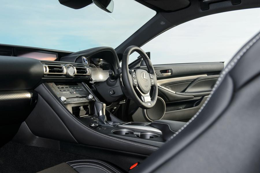Интерьер Lexus RC300h F-Sport 2019 года  (UK) (фото 21 из 40)